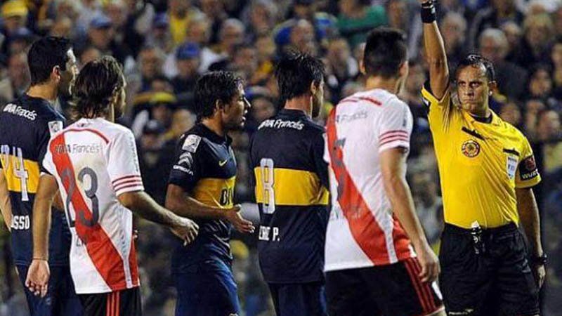 El día que Herrera dirigió el Superclásico del gas pimienta. El día que Herrera dirigió el Superclásico del gas pimienta.