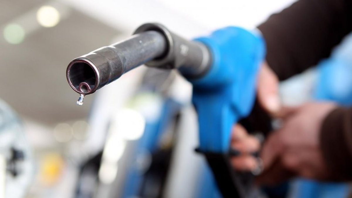 Según el tipo de combustible, el precio actualizado alcanzó entre los cuatro y los tres pesos por litro. Según el tipo de combustible, el precio actualizado alcanzó entre los cuatro y los tres pesos por litro. 