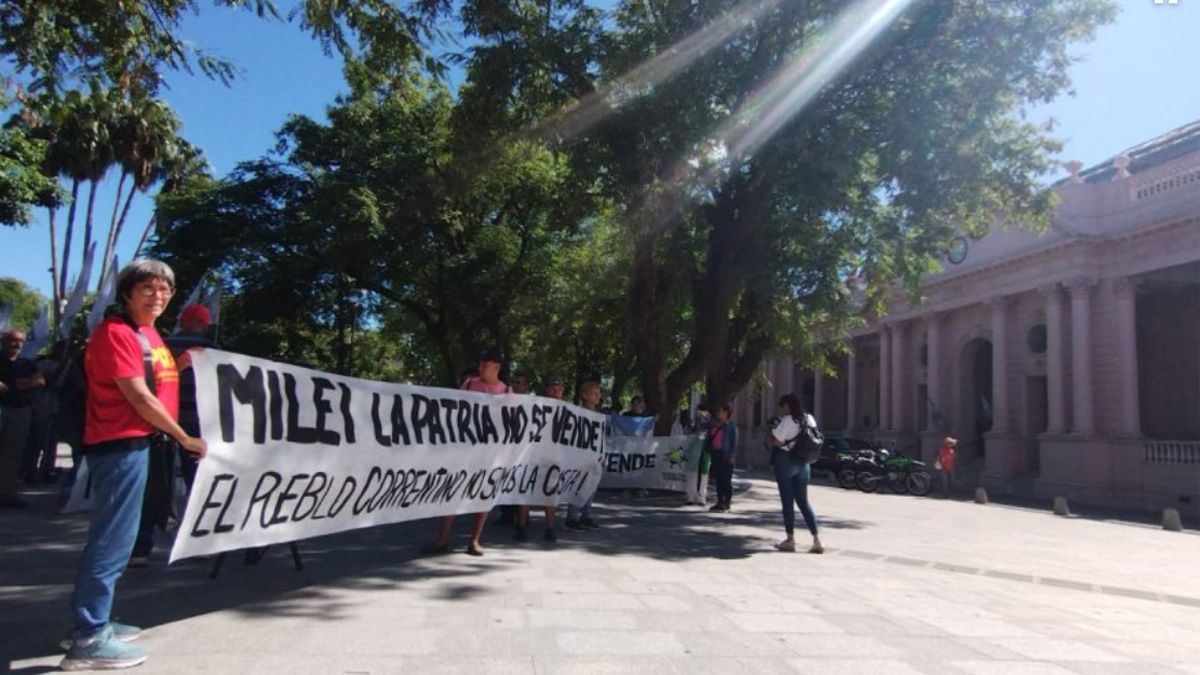 Esta mañana hubo una protesta frente a la Casa de Gobierno de Corrientes en rechazo a la visita presidencial. Esta mañana hubo una protesta frente a la Casa de Gobierno de Corrientes en rechazo a la visita presidencial.