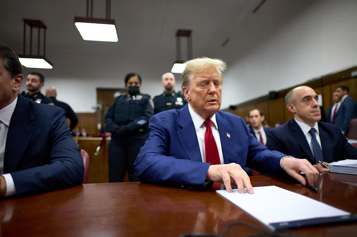 El ex presidente estadounidense Donald Trump se sienta en la sala del tribunal de la Corte Suprema del Estado de Nueva York en Nueva York, Nueva York, EE. UU., 30 de abril de 2024. 