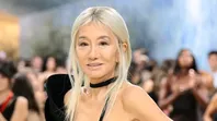Vera Wang, la diseñadora de modas sino-estadounidense, a los 76 años luce su nuevo look en un reciente evento en Nueva York. Un ejemplo de longevidad activa y sana, difícil de imitar. Vera Wang, la diseñadora de modas sino-estadounidense, a los 76 años luce su nuevo look en un reciente evento en Nueva York. Un ejemplo de longevidad activa y sana, difícil de imitar.