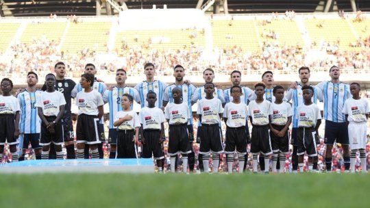 Argentina derrotó a Angola 2 a 0 con goles de Lautaro Martínez y Lionel Messi. Argentina derrotó a Angola 2 a 0 con goles de Lautaro Martínez y Lionel Messi.