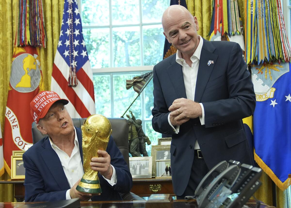 El presidente de los Estados Unidos Donald Trump sostiene el trofeo del campeón de la Copa Mundial de la FIFA en la Oficina Oval junto al presidente de la FIFA Gianni Infantino el viernes 22 de agosto del 2025. | Jacquelyn Martin / Associated Press) El presidente de los Estados Unidos Donald Trump sostiene el trofeo del campeón de la Copa Mundial de la FIFA en la Oficina Oval junto al presidente de la FIFA Gianni Infantino el viernes 22 de agosto del 2025. | Jacquelyn Martin / Associated Press)