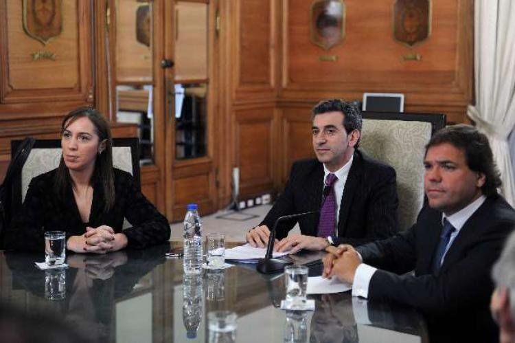 El ministro del Interior y Transporte, Florencio Randazzo, se reunió en Casa de Gobierno con autoridades de la provincia de Buenos Aires, y de la Ciudad de Buenos Aires, para dialogar sobre el funcionamiento del ente tripartito de Transporte. Participaron