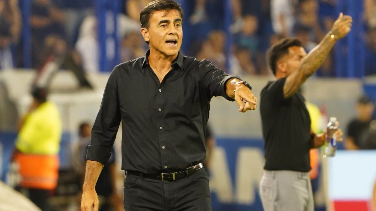 Gustavo Quinteros renunció a la dirección técnica de Vélez tras consagrarse campeón de la Liga Profesional 2024 y continuaría en Gremio de Porto Alegre. Gustavo Quinteros renunció a la dirección técnica de Vélez tras consagrarse campeón de la Liga Profesional 2024 y continuaría en Gremio de Porto Alegre.