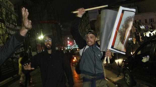 Un de los varios incidentes durante la noche frente al Congreso