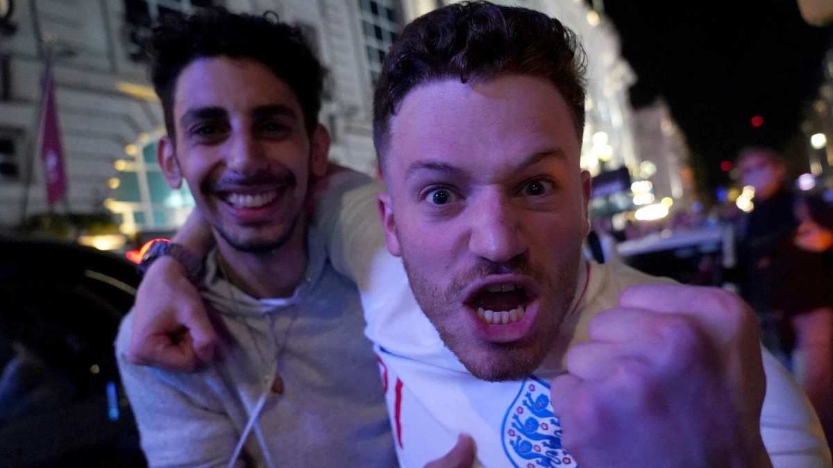 La UEFA le aplic & oacute; una dura sanci & oacute; na Inglaterra a jugar dos partidos sin p & uacute; blico tras los incidentes que se produjeron en Wembley en la final de la Eurocopa.