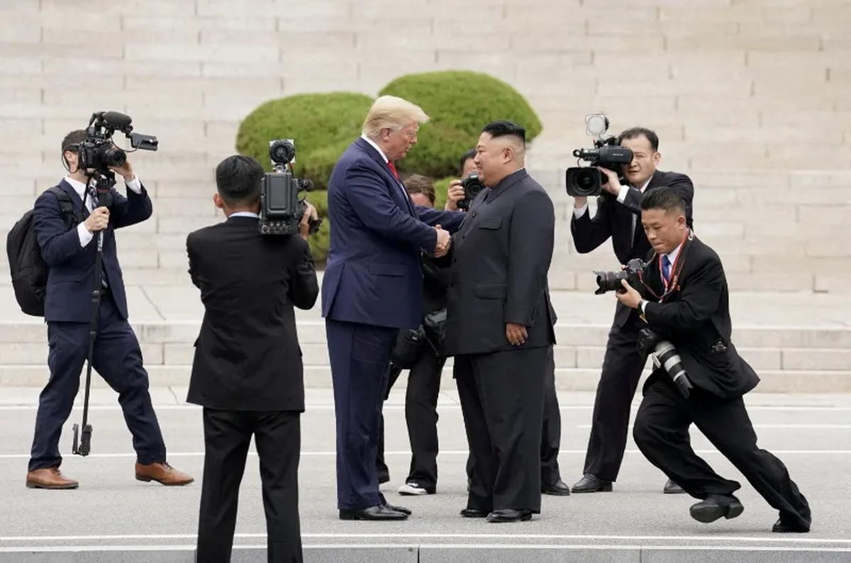 El presidente de EEUU, Donald Trump, se reúne con el líder norcoreano Kim Jong-un en la zona desmilitarizada que separa las dos Coreas, en Panmunjom, Corea del Sur. 30 de junio de 2019. | GENTILEZA REUTERS El presidente de EEUU, Donald Trump, se reúne con el líder norcoreano Kim Jong-un en la zona desmilitarizada que separa las dos Coreas, en Panmunjom, Corea del Sur. 30 de junio de 2019. | GENTILEZA REUTERS