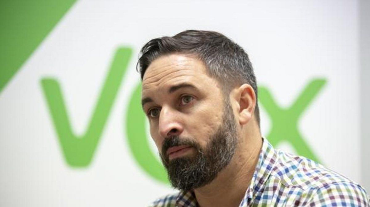 Santiago Abascal convirtió la política migratoria en uno de los ejes centrales del discurso de Vox, cuestionando la regularización impulsada por el Gobierno y vinculándola al debate laboral y electoral rumbo a 2027. Santiago Abascal convirtió la política migratoria en uno de los ejes centrales del discurso de Vox, cuestionando la regularización impulsada por el Gobierno y vinculándola al debate laboral y electoral rumbo a 2027.