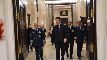 Karina dejó en soledad a Luis Petri para el 67° aniversario del Ministerio de Defensa