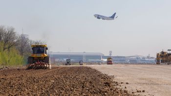 Nueva calle de rodaje en el aeropuerto de Ezeiza para aumentar la capacidad de las operaciones. Las últimas que se habían hecho en el país habían sido en 1979 y 1984. Nueva calle de rodaje en el aeropuerto de Ezeiza para aumentar la capacidad de las operaciones. Las últimas que se habían hecho en el país habían sido en 1979 y 1984.