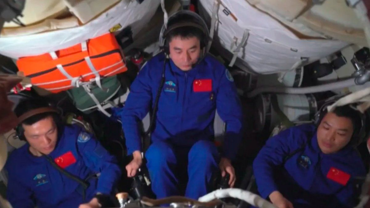 La Cina ha lanciato tre astronauti nello spazio in una missione rivoluzionaria