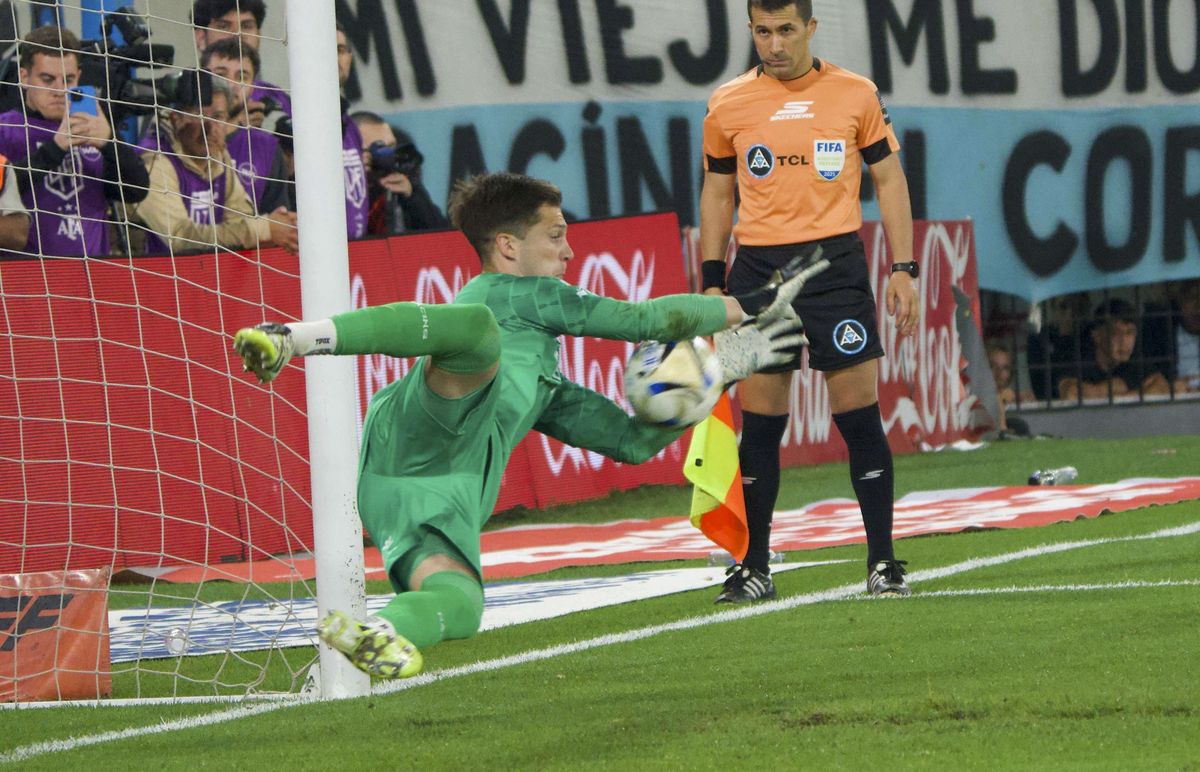 Cambeses atajó dos penales y depositó a Racing en semis del Clausura