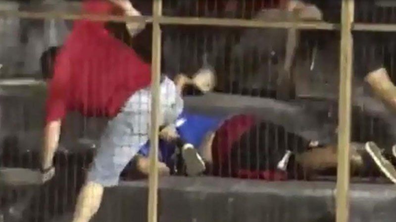 Momento en que se enfrentan dos facciones de la barra brava de Guaraní Antonio Franco de Misiones durante el partido que animó con Sportivo Patria de Formosa.