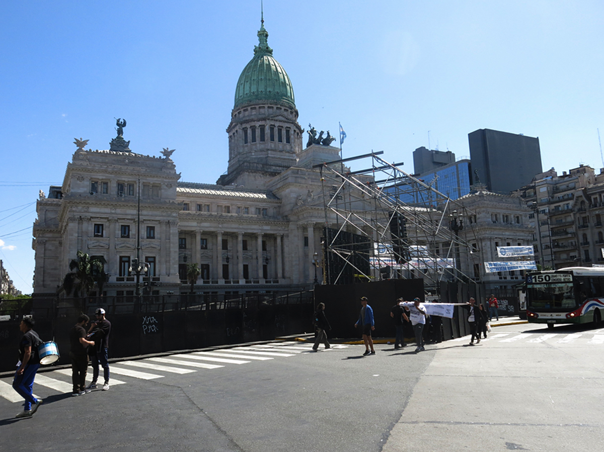 Congreso Nacional vallado para evitar posible llegada hasta el palacio de universitarios