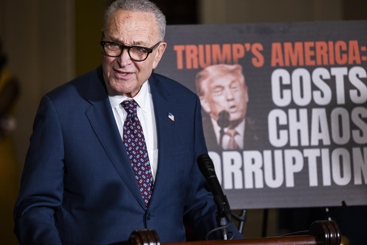 Un senador de Estados Unidos con una pancarta detrás que refiere a los costos políticos que tiene en el país la "corrupción del gobierno de Trump". | JIM LO SCALZO / EFE Un senador de Estados Unidos con una pancarta detrás que refiere a los costos políticos que tiene en el país la "corrupción del gobierno de Trump". | JIM LO SCALZO / EFE