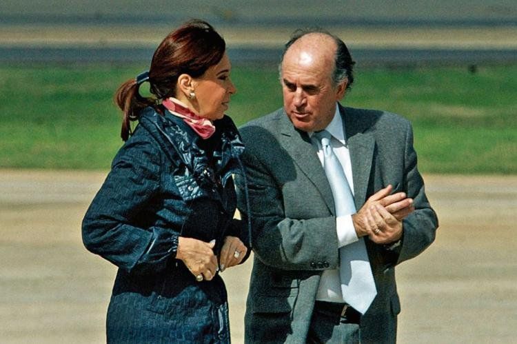 Parrilli dijo que hay que discutir una nueva ley de medios.