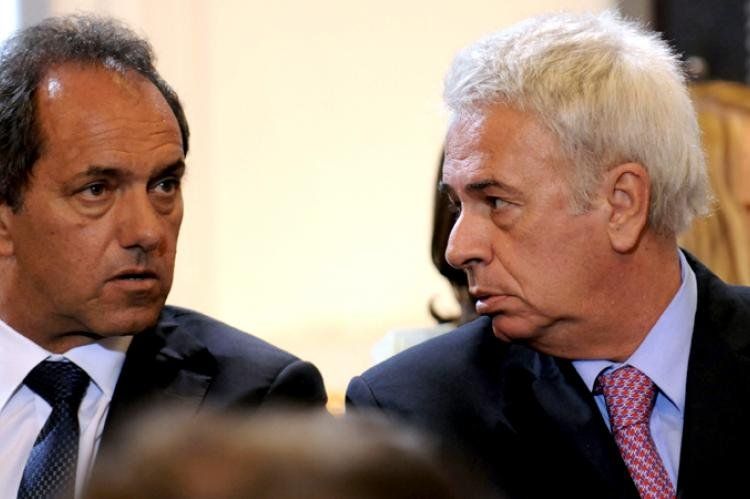 28/12/2011:Los gobernadores, Daniel Scioli y Juan Manuel De la Sota dialogan durantre un acto que encabezó la presidenta Cristina Ferenandez de Kirchner en el Salon de las Mujeres Argentinas, antes de comenzar su licencia por problemas de salud. FOTO NA /
