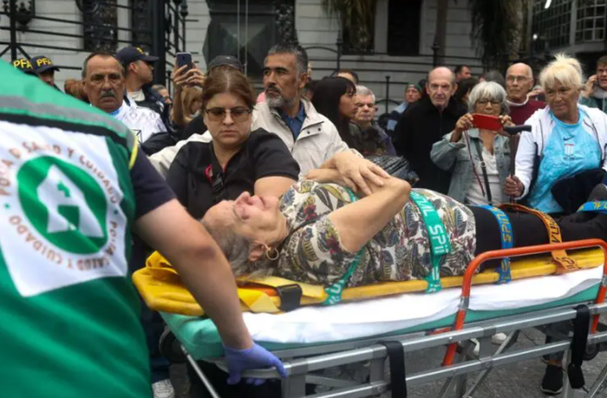Jubilada golpeada marcha.
