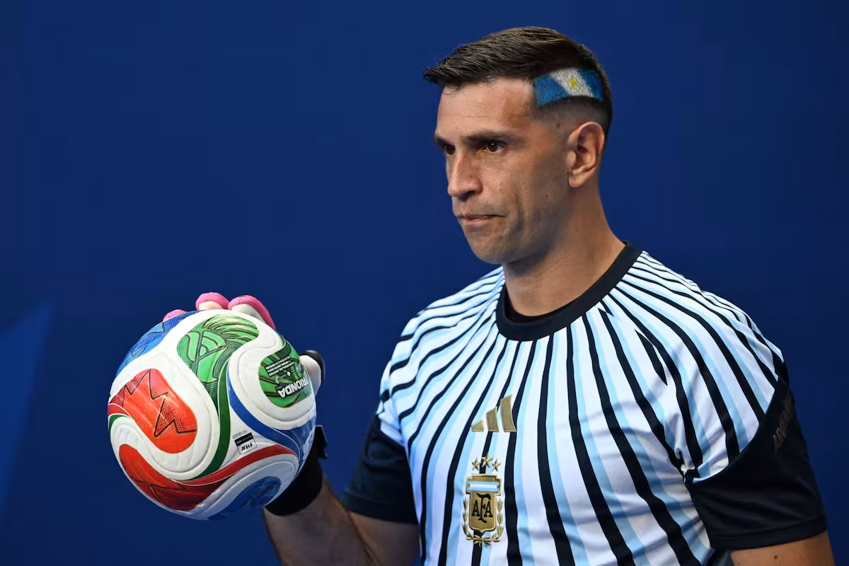 Dibu Martínez recibió un misil totalmente inesperado.&nbsp;