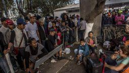 USA: cientos de inmigrantes desbordan a la Guardia Nacional en Texas