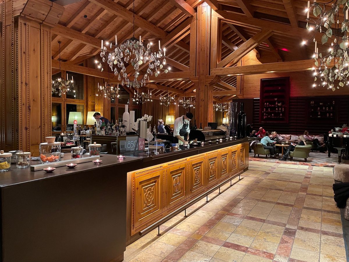 Uno de los salones comunes del Sport Hotel Hermitage, con barra y espacios de descanso pensados para extender la experiencia del hotel más allá de las habitaciones. Uno de los salones comunes del Sport Hotel Hermitage, con barra y espacios de descanso pensados para extender la experiencia del hotel más allá de las habitaciones.