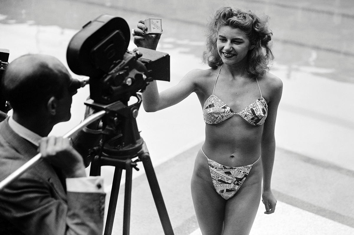 La stripper Micheline Bernardini mostró el primer bikini de la historia en 1946, siendo la única dispuesta a hacerlo por ser una prenda muy reveladora para la época. La stripper Micheline Bernardini mostró el primer bikini de la historia en 1946, siendo la única dispuesta a hacerlo por ser una prenda muy reveladora para la época.
