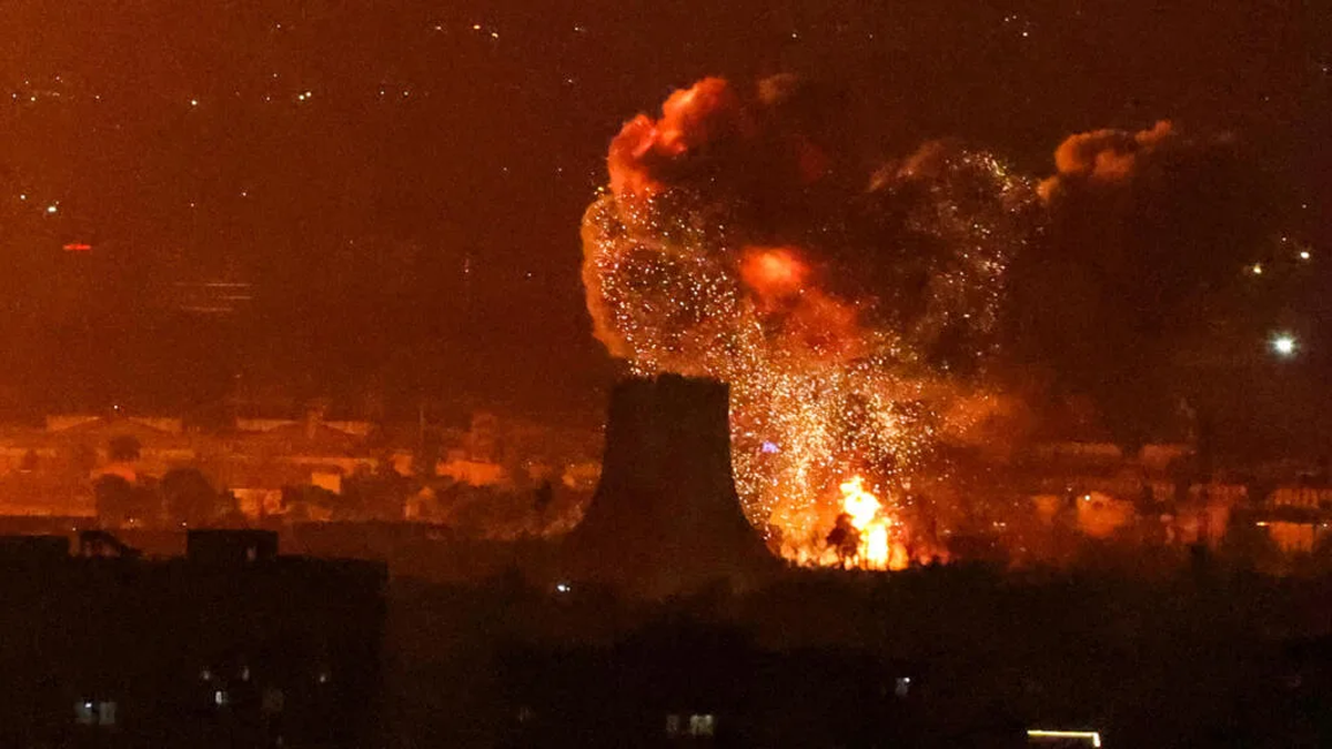 Una explosión cerca del Aeropuerto Internacional de Teherán, el 7 de marzo de 2026. | GENTILEZA AFP Una explosión cerca del Aeropuerto Internacional de Teherán, el 7 de marzo de 2026. | GENTILEZA AFP