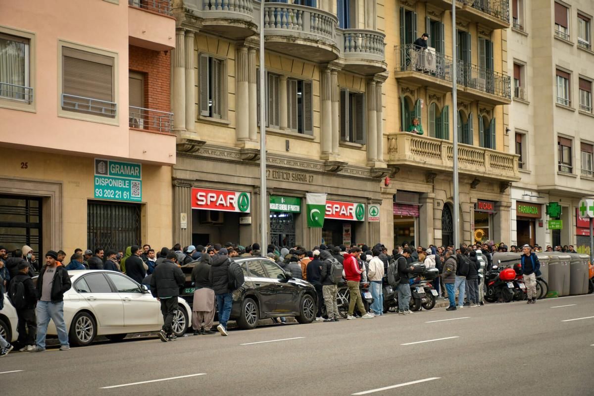 Las colas en el consulado de Pakistán en Barcelona se convirtieron en uno de los focos del debate político por la regularización, señalada por la derecha como una estrategia electoral. Las colas en el consulado de Pakistán en Barcelona se convirtieron en uno de los focos del debate político por la regularización, señalada por la derecha como una estrategia electoral. 