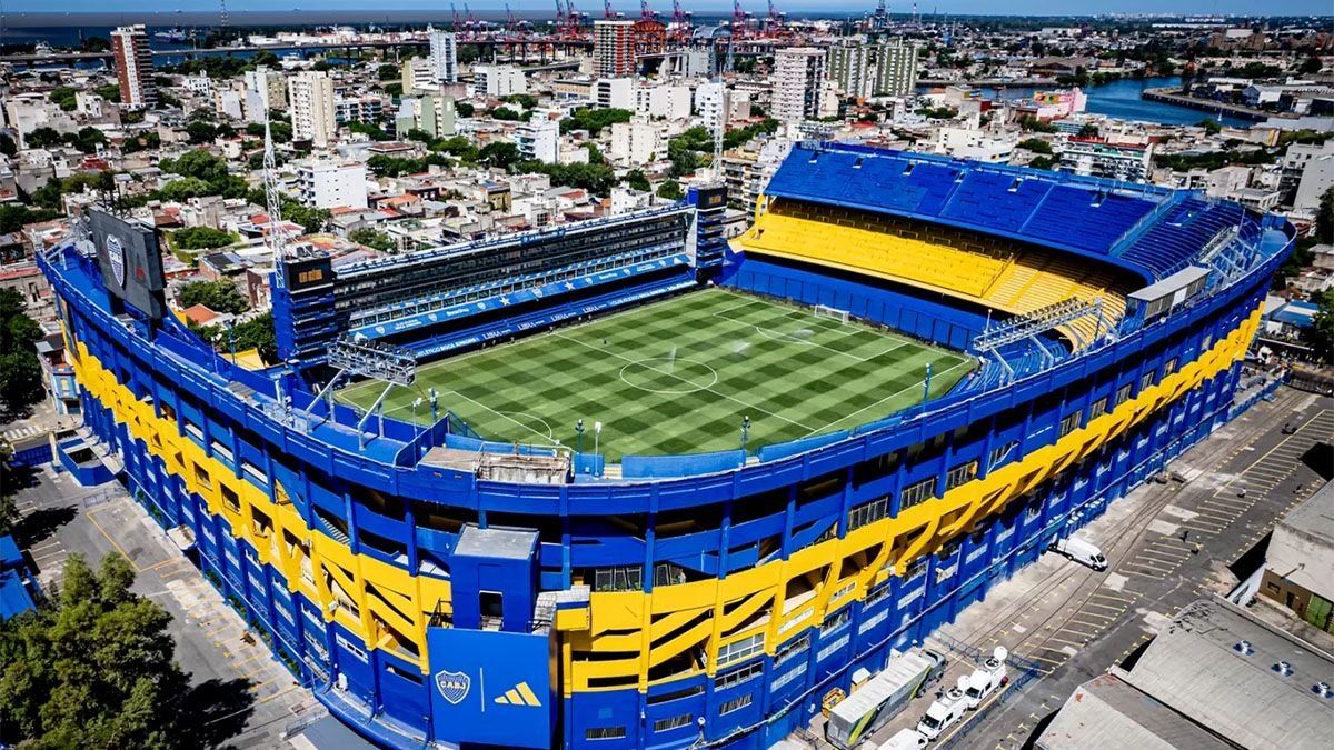 La cancha de Boca, más conocida como La Bombonera, sufrió un allanamiento a raíz de una denuncia de venta de entradas falsas por parte de cuatro socios.&nbsp;