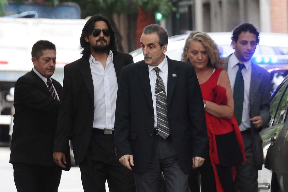 Guillermo Moreno llega con su ejército al velatorio de Heyn.-