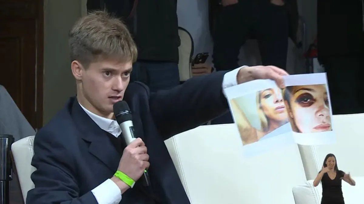 El estudiante de Comunicación le mostró a Manuel Adorni las fotografías de Fabiola golpeada.&nbsp;