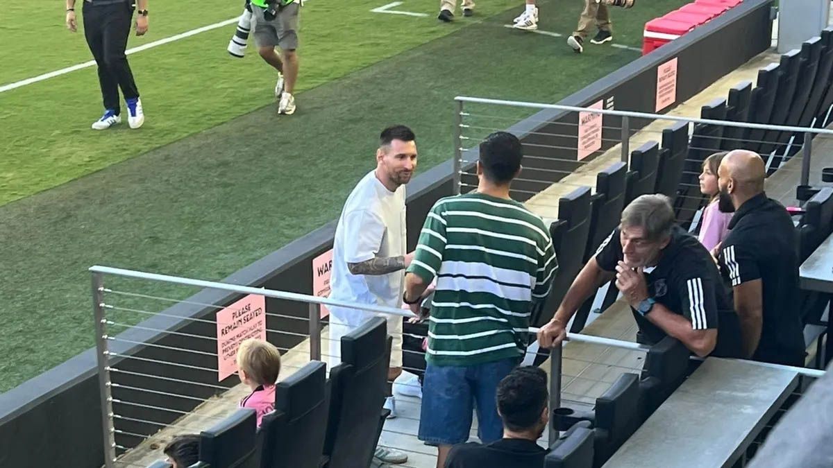 LionelMessi apareció con bota ortopédica y estuvo presente en el partido que InterMiami le ganó a Toronto FC por 3-1 mientras que Argentina manda en la FIFA.