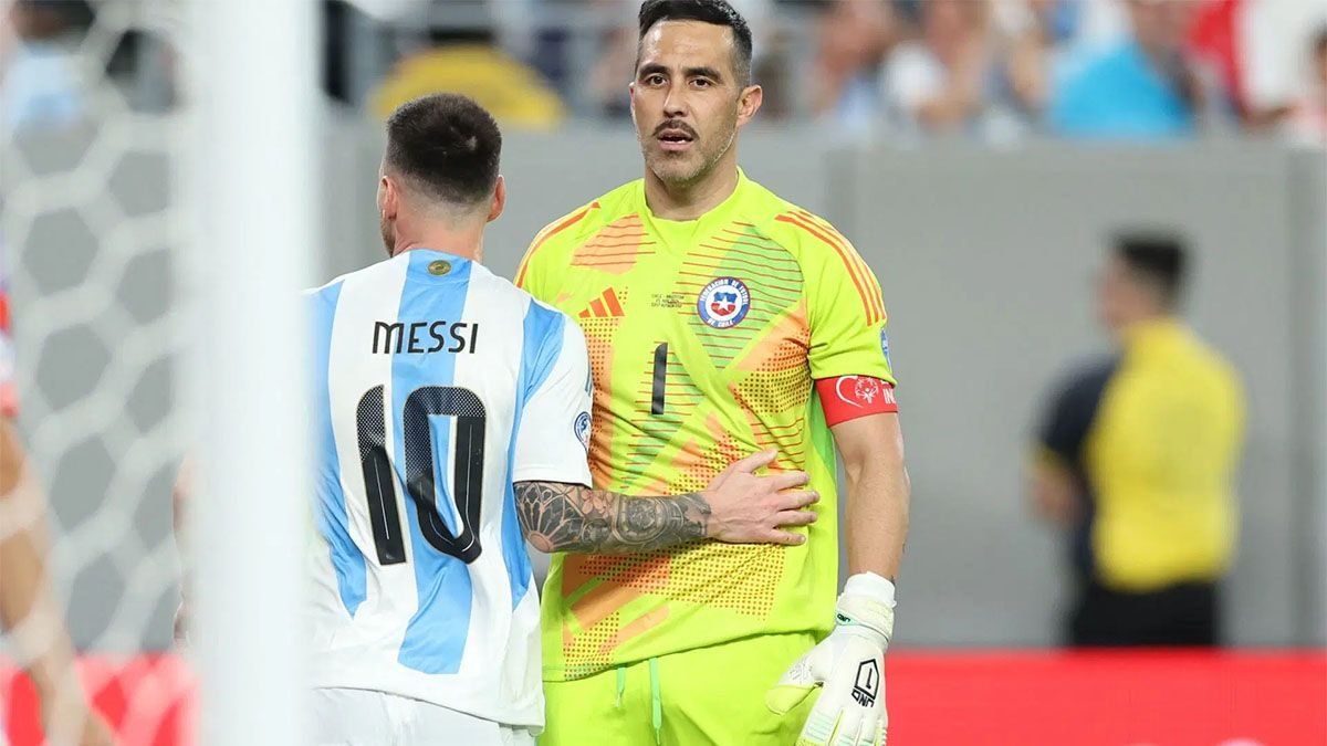 Elarquero de la Selección de Chile, Claudio Bravo, anunció este martes (27/08) suretiro de la actividad futbolística y se lo recuerda por hacer llorar a LionelMessi.
