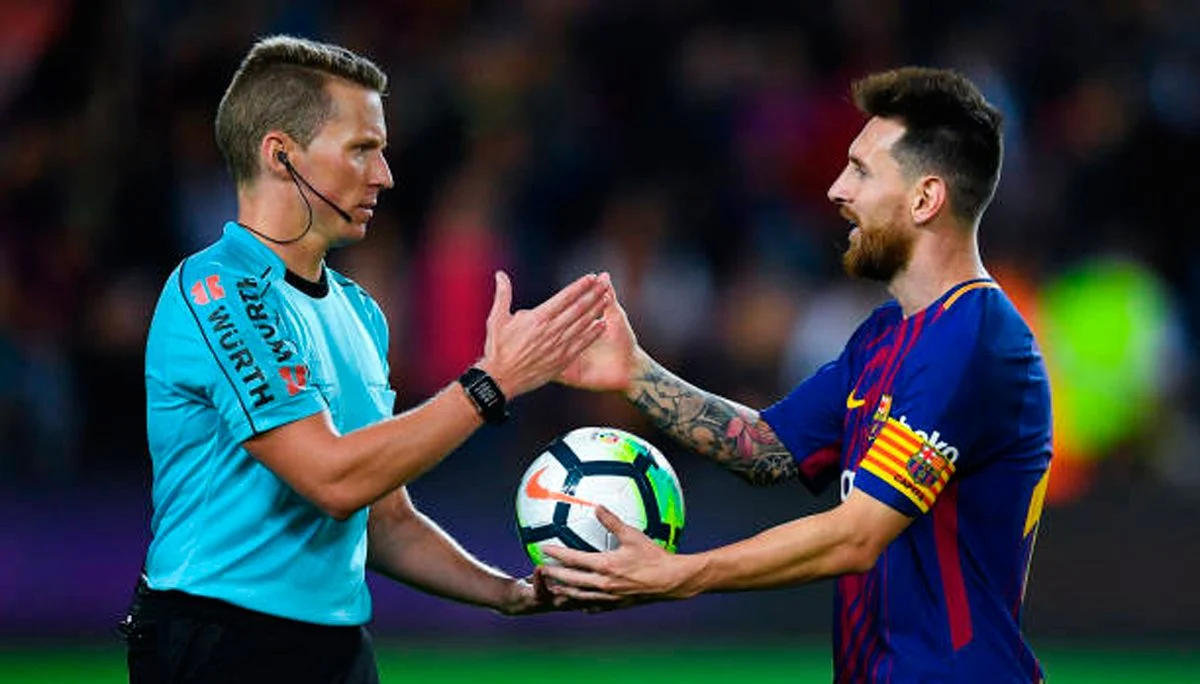 Justos por pecadores. Alejandro José Hernández Hernández es un árbitro de tarjetas amarillas llevar en LaLiga Santander. Pero ahora todos quedan bajo sospecha por la 'ola FC Barcelona'. Aquí saludando a Lionel Messi.