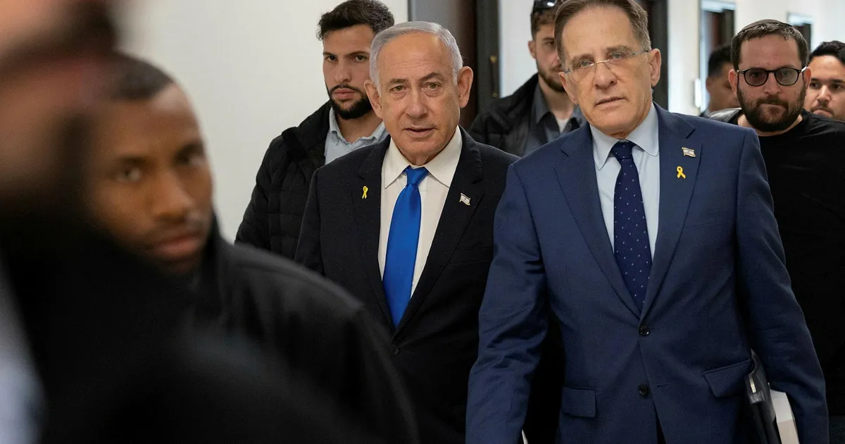 Tzachi Braverman, Jefe de Gabinete de Benjamín Netanyahu es sospechoso de abuso de confianza y obstrucción de la investigación por el asunto de la filtración de documentos clasificados a un tabloide alemán en un intento de cambiar la opinión pública israelí en contra de las protestas que piden un alto el fuego en Gaza y un acuerdo de liberación de rehenes en 2024. Tzachi Braverman, Jefe de Gabinete de Benjamín Netanyahu es sospechoso de abuso de confianza y obstrucción de la investigación por el asunto de la filtración de documentos clasificados a un tabloide alemán en un intento de cambiar la opinión pública israelí en contra de las protestas que piden un alto el fuego en Gaza y un acuerdo de liberación de rehenes en 2024.