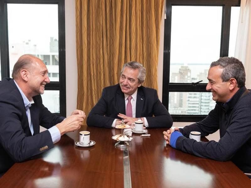 Alberto Fernandez, entre Omar Perotti y Pablo Javkin.