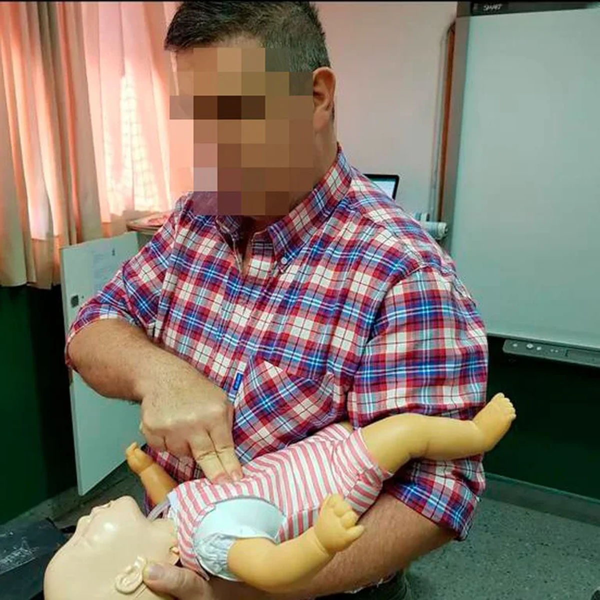 Entre otras labores, el hombre daba cursos de RCP infantil (Foto: Infobae)