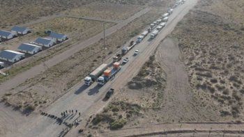 Mapuches y vecinos de Añelo bloquean accesos a Vaca Muerta. Mapuches y vecinos de Añelo bloquean accesos a Vaca Muerta.