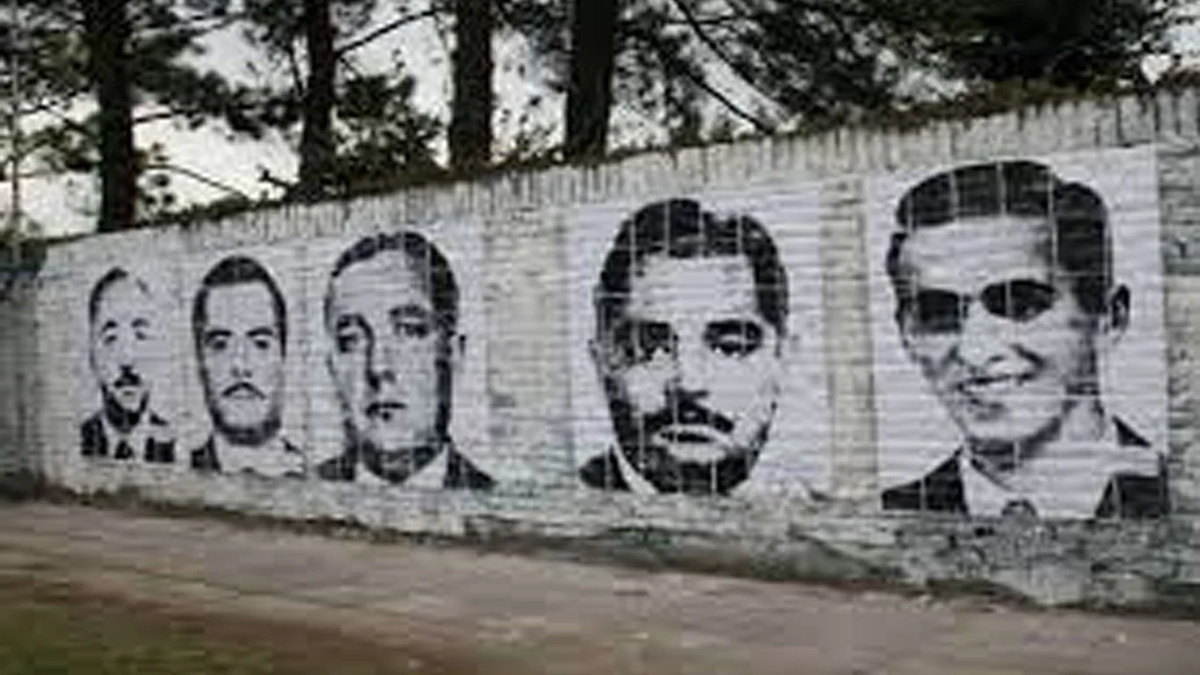 Cinco hombres fueron fusilados ilegalmente en un basural. Varios escaparon, uno sobrevivió. La dictadura creyó haber tapado todo. La ley marcial no justificaba los asesinatos cometidos antes. Cinco hombres fueron fusilados ilegalmente en un basural. Varios escaparon, uno sobrevivió. La dictadura creyó haber tapado todo. La ley marcial no justificaba los asesinatos cometidos antes.