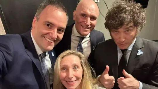 Manuel Adorni, José Luis Espert y los hermanos Milei. Manuel Adorni, José Luis Espert y los hermanos Milei.