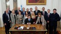 Javier Milei se apoya sobre lo que queda entero de su Gabinete. Mayo desafiante. Javier Milei se apoya sobre lo que queda entero de su Gabinete. Mayo desafiante.