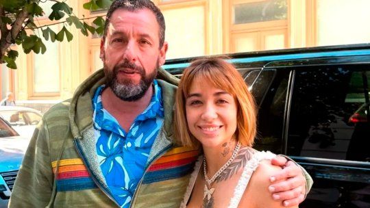 María Becerra y Adam Sandler. Fotaza.