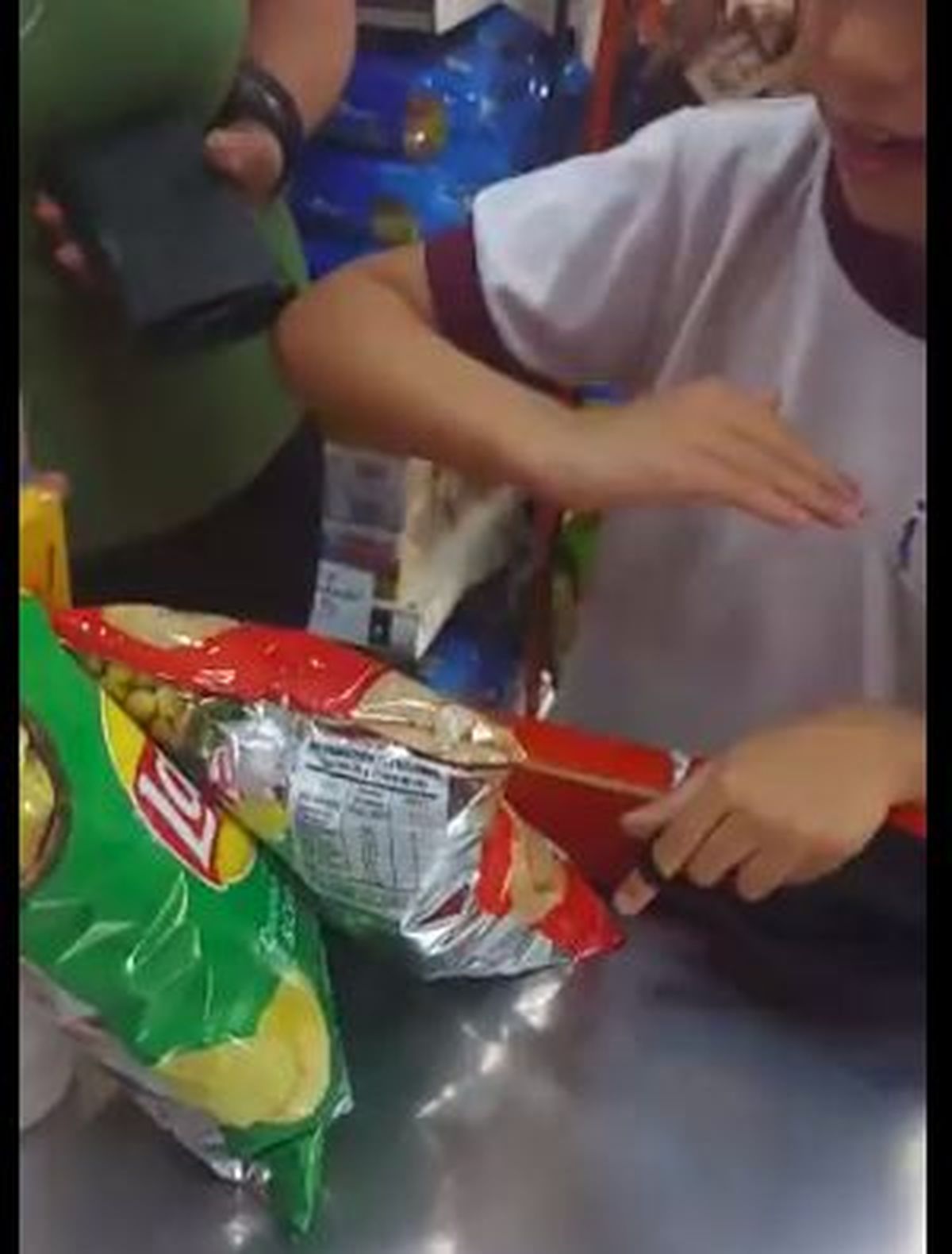 Un chico descubre que a un envase le faltan papas y lo cobran igual que el completo. Foto Captura de video en Twitter.