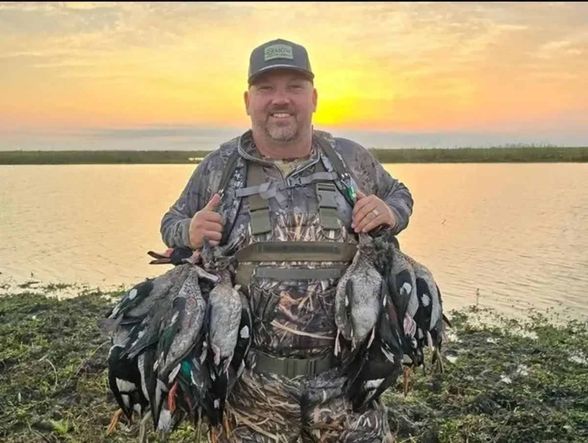 Los cazadores extranjeros masacraron decenas de patos de collar y cuturíes. Los cazadores extranjeros masacraron decenas de patos de collar y cuturíes. 