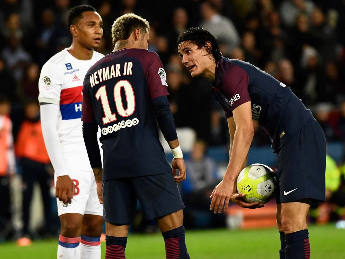 Neymar se pelea con Edinson Cavani por patear un penal. Foto: Infobae.