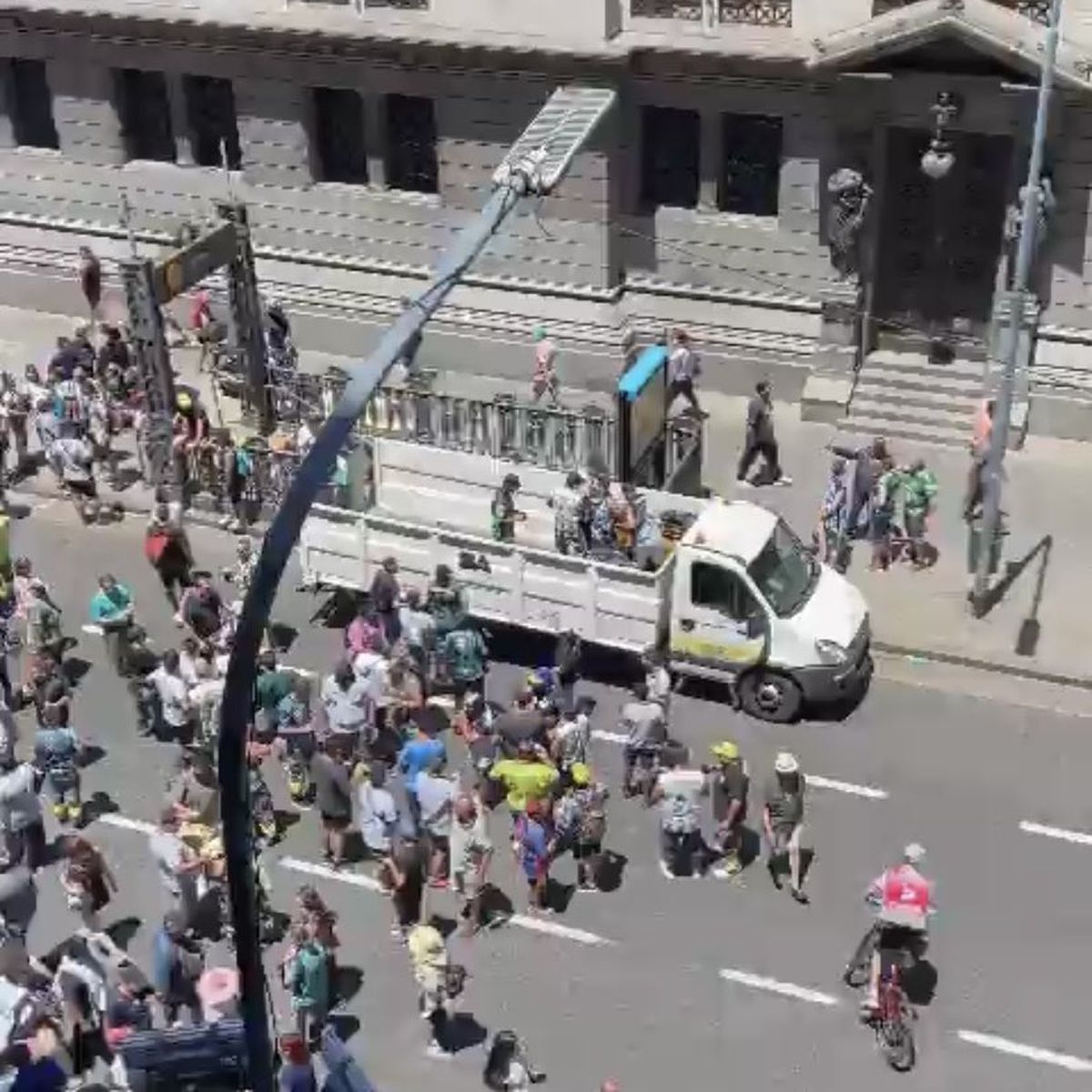 un camión contratado por la Ciudad repartió fernet en la marcha de la CGT.