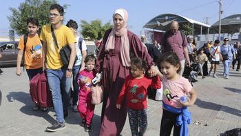 Los primeras extranjeros y personas en grave estado huyen de Gaza a Egipto. Los primeras extranjeros y personas en grave estado huyen de Gaza a Egipto.