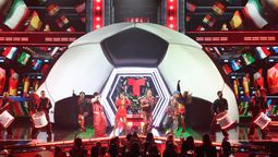 Argentina ya jugó su primer partido del Mundial 2026 sin tocar la pelota. Se presentó la canción oficial y el fútbol empieza a sonar con voz argentina. Argentina ya jugó su primer partido del Mundial 2026 sin tocar la pelota. Se presentó la canción oficial y el fútbol empieza a sonar con voz argentina.