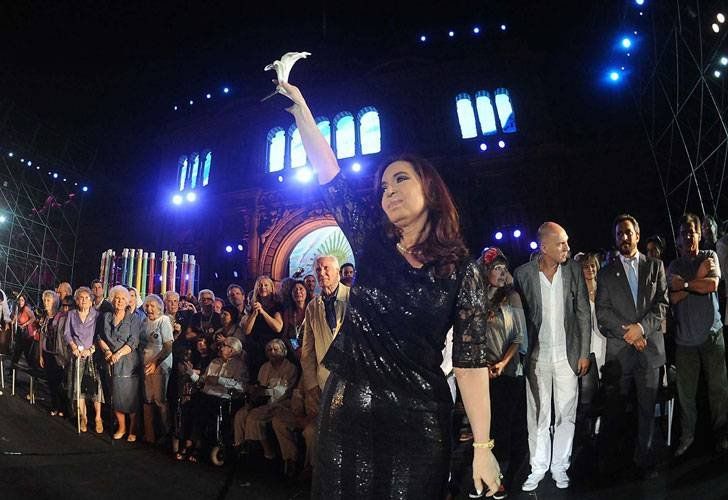 Cristina durante uno de los muchos recitales pagados por el Gobierno nacional.